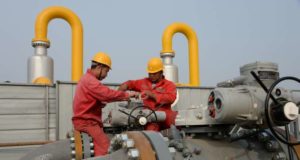 Sinopec employees work on pipelines connecting a Sinopec natural gas facility and Binhai transmission station of China National Petroleum Corporation's (CNPC) Dagang oilfield, ahead of the winter heating season in Tianjin, China October 22, 2018. Picture taken October 22, 2018. REUTERS/Stringer  ATTENTION EDITORS - THIS IMAGE WAS PROVIDED BY A THIRD PARTY. CHINA OUT. - RC15837C5B70