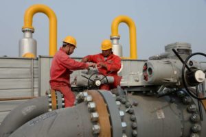 Sinopec employees work on pipelines connecting a Sinopec natural gas facility and Binhai transmission station of China National Petroleum Corporation's (CNPC) Dagang oilfield, ahead of the winter heating season in Tianjin, China October 22, 2018. Picture taken October 22, 2018. REUTERS/Stringer ATTENTION EDITORS - THIS IMAGE WAS PROVIDED BY A THIRD PARTY. CHINA OUT. - RC15837C5B70