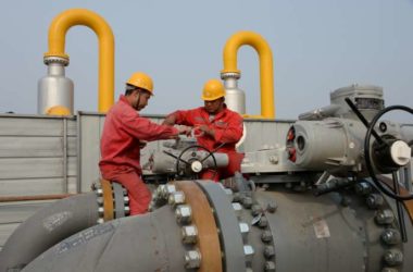 Sinopec employees work on pipelines connecting a Sinopec natural gas facility and Binhai transmission station of China National Petroleum Corporation's (CNPC) Dagang oilfield, ahead of the winter heating season in Tianjin, China October 22, 2018. Picture taken October 22, 2018. REUTERS/Stringer  ATTENTION EDITORS - THIS IMAGE WAS PROVIDED BY A THIRD PARTY. CHINA OUT. - RC15837C5B70