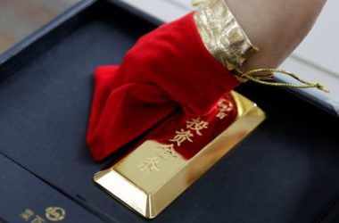 A sales assistant displays a 1000 gram gold bar as an investment for a customer at Caibai Jewelry store, in Beijing, China, August 6, 2019. REUTERS/Jason Lee - RC1CF5DEDCD0